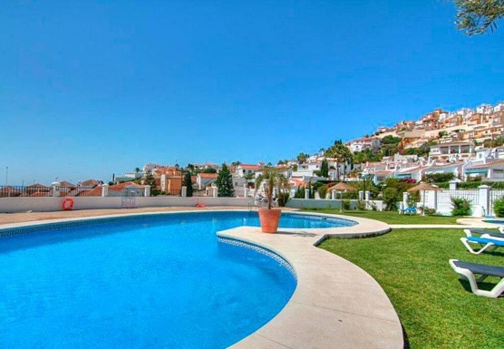 Beautiful 3 Bedroom Townhouse In Urb. Tropicana, Nerja Zewnętrze zdjęcie