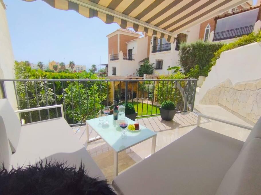 Beautiful 3 Bedroom Townhouse In Urb. Tropicana, Nerja Zewnętrze zdjęcie